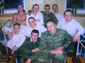 Сослуживцы Сивякова (он справа в белой рубахе). Фото с сайта pda.kp.ru (С) Сослуживцы Сивякова (он справа в белой рубахе). Фото с сайта pda.kp.ru (С)