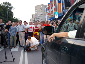 Перекрытие улицы Маршала Бирюзова. Фото: Каспаров.Ru Перекрытие улицы Маршала Бирюзова. Фото: Каспаров.Ru