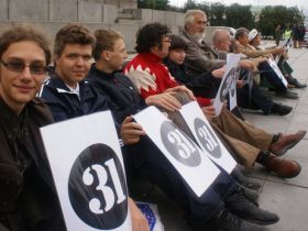 Сидячая забастовка в Екатеринбурге, фото Станислава Жаркова, Каспаров.Ru Сидячая забастовка в Екатеринбурге, фото Станислава Жаркова, Каспаров.Ru