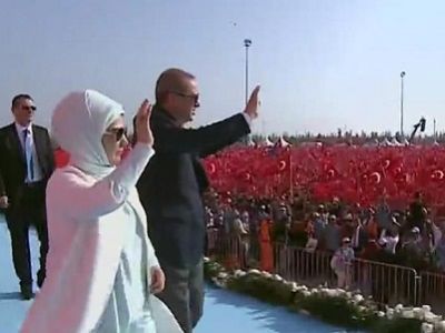 Чета Эрдоганов на провластном митинге. Источник - twitter.com/anadoluagency Чета Эрдоганов на провластном митинге. Источник - twitter.com/anadoluagency