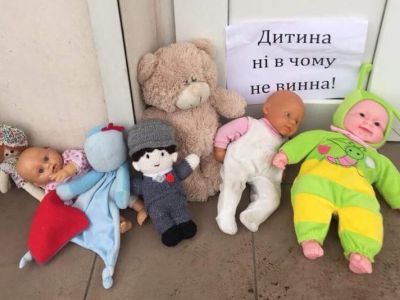 Акция "Принеси куклу" (Запорожье): игрушки у дверей церкви. Источник - www.facebook.com/hudymenko Акция "Принеси куклу" (Запорожье): игрушки у дверей церкви. Источник - www.facebook.com/hudymenko