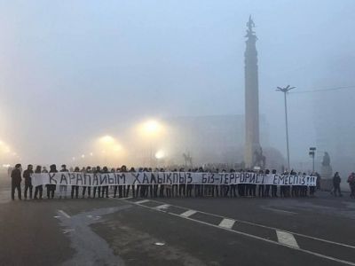 Плакат на площади Республики: "Мы простой народ, а не террористы", Алматы, 7.01.22. Фото: t.me/truth_aggregator Плакат на площади Республики: "Мы простой народ, а не террористы", Алматы, 7.01.22. Фото: t.me/truth_aggregator