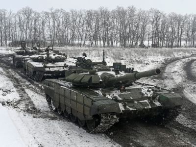 Российские боевые танки Т-72Б3 едут во время учений вооруженных сил Южного военного округа на Кадамовском полигоне в Ростовской области, Россия, 27 января 2022 год. Фото: Сергей Пивоваров/Reuters Российские боевые танки Т-72Б3 едут во время учений вооруженных сил Южного военного округа на Кадамовском полигоне в Ростовской области, Россия, 27 января 2022 год. Фото: Сергей Пивоваров/Reuters