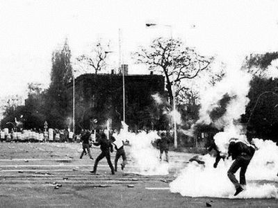 Бой с милицией и ЗОМовцами, Польша, 3.05.1982. Фото: vkrizis.ru Бой с милицией и ЗОМовцами, Польша, 3.05.1982. Фото: vkrizis.ru
