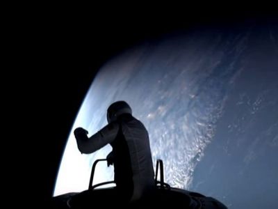 Скрин видеотрансляции выхода в космос экипажа миссии Polaris Dawn Скрин видеотрансляции выхода в космос экипажа миссии Polaris Dawn