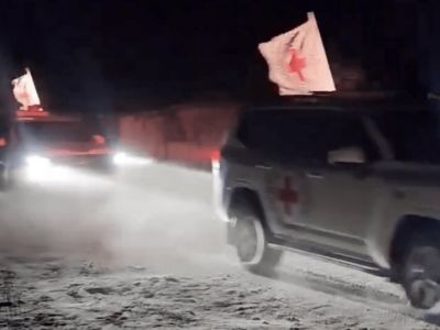 Автомобили Красного Креста направляются за телами четырех убитых заложников. Фото: SCREENSHOT / X Автомобили Красного Креста направляются за телами четырех убитых заложников. Фото: SCREENSHOT / X